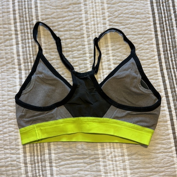Nike sports bra XS - Picture 2 of 3